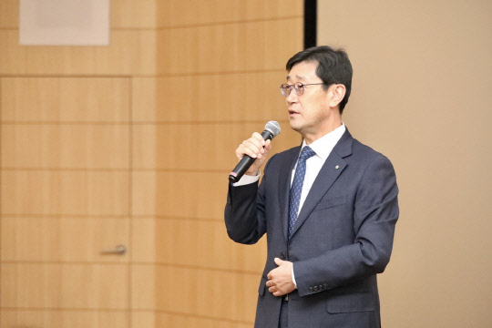 우무현 GS건설 건축·주택부문 사장이 21일 서울 양재동 자이갤러리에서 진행된 '자이 AI플랫폼 개발' 기자간담회에서 제품 개발 배경 등을 소개하고 있다.<GS건설 제공>